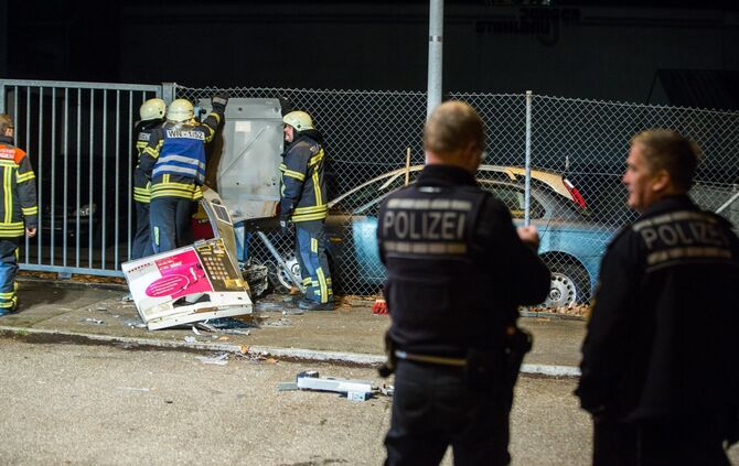 Heftige Detonation: Unbekannte sprengen Zigarettenautomaten am Silvesterabend - Automat wird vÃ¶llig zerfetzt_2