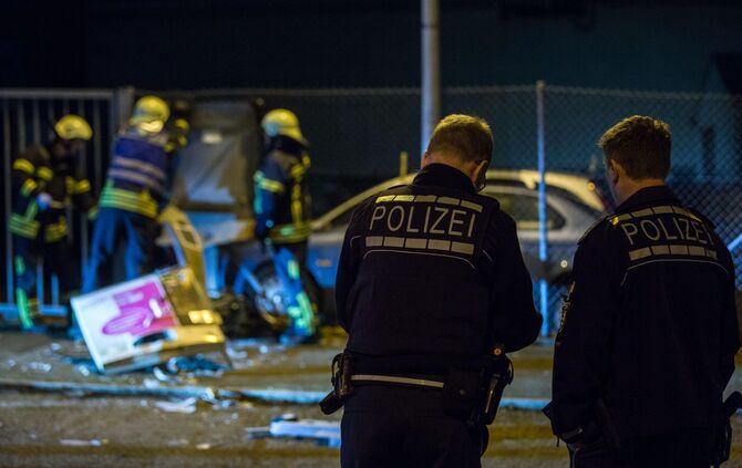 Heftige Detonation: Unbekannte sprengen Zigarettenautomaten am Silvesterabend - Automat wird vÃ¶llig zerfetzt_3