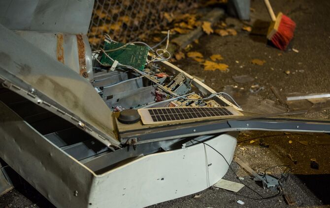 Heftige Detonation: Unbekannte sprengen Zigarettenautomaten am Silvesterabend - Automat wird vÃ¶llig zerfetzt_4