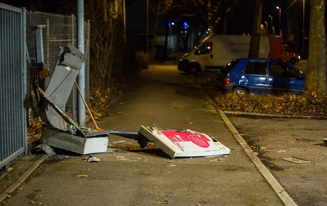 Heftige Detonation: Unbekannte sprengen Zigarettenautomaten am Silvesterabend - Automat wird vÃ¶llig zerfetzt_5