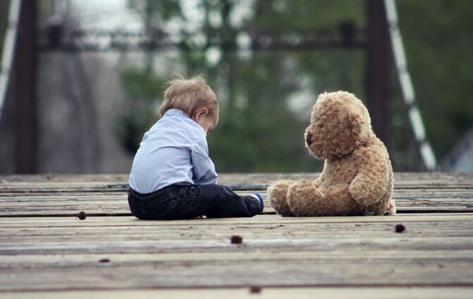 Junge Kleinkind Kind Teddybär allein solo Symbol_0
