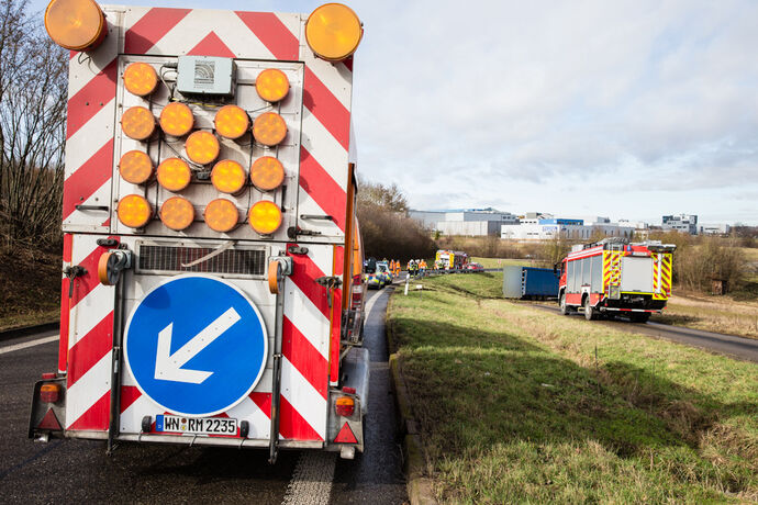 Lkw-Unfall, Überleitung B29 auf B14, Waiblingen, 19.02.2021.