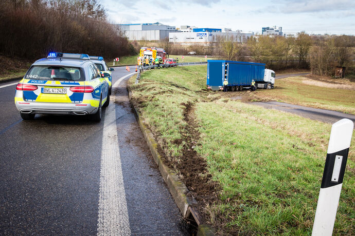 Lkw-Unfall, Überleitung B29 auf B14, Waiblingen, 19.02.2021.