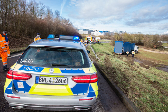 Lkw-Unfall, Überleitung B29 auf B14, Waiblingen, 19.02.2021.