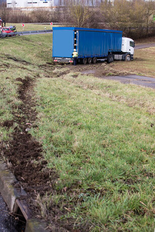 Lkw-Unfall, Überleitung B29 auf B14, Waiblingen, 19.02.2021.