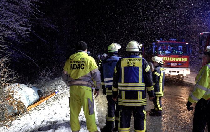 UPDATE: PKW schleudert wegen SchneeglÃ¤tte in den Wald, Fahrer schwerverletzt, Feuerwehr befreit und sichert Auto_0