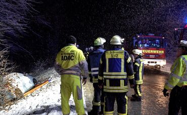 UPDATE: PKW schleudert wegen SchneeglÃ¤tte in den Wald, Fahrer schwerverletzt, Feuerwehr befreit und sichert Auto_0