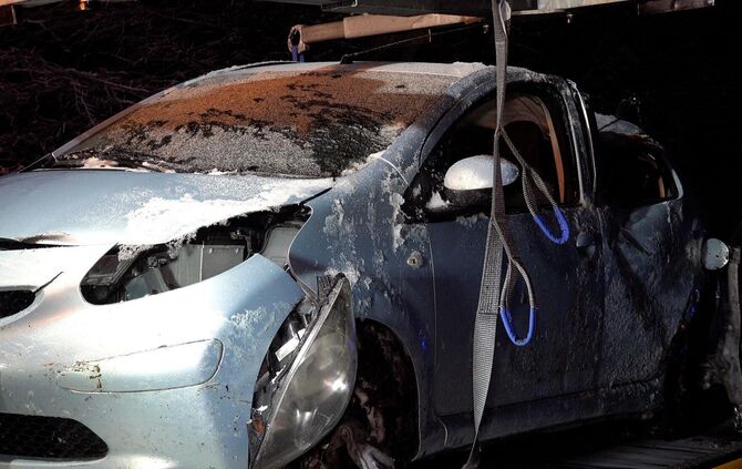 UPDATE: PKW schleudert wegen SchneeglÃ¤tte in den Wald, Fahrer schwerverletzt, Feuerwehr befreit und sichert Auto_1