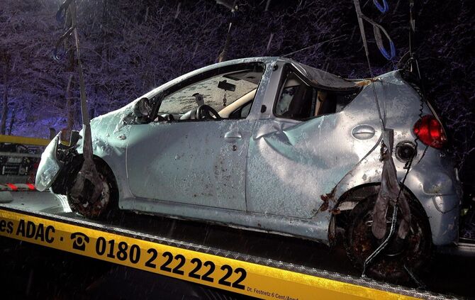 UPDATE: PKW schleudert wegen SchneeglÃ¤tte in den Wald, Fahrer schwerverletzt, Feuerwehr befreit und sichert Auto_2