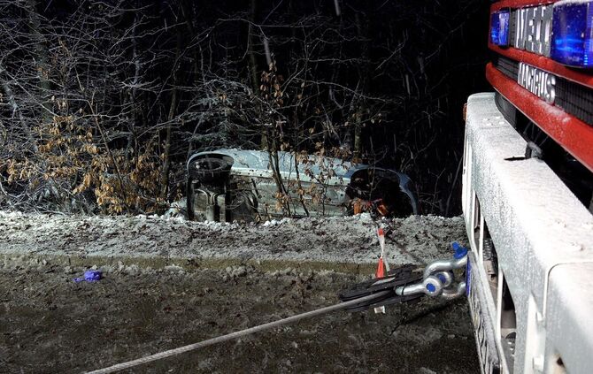 UPDATE: PKW schleudert wegen SchneeglÃ¤tte in den Wald, Fahrer schwerverletzt, Feuerwehr befreit und sichert Auto_3