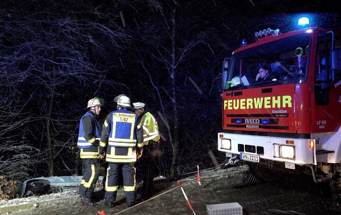 UPDATE: PKW schleudert wegen SchneeglÃ¤tte in den Wald, Fahrer schwerverletzt, Feuerwehr befreit und sichert Auto_4