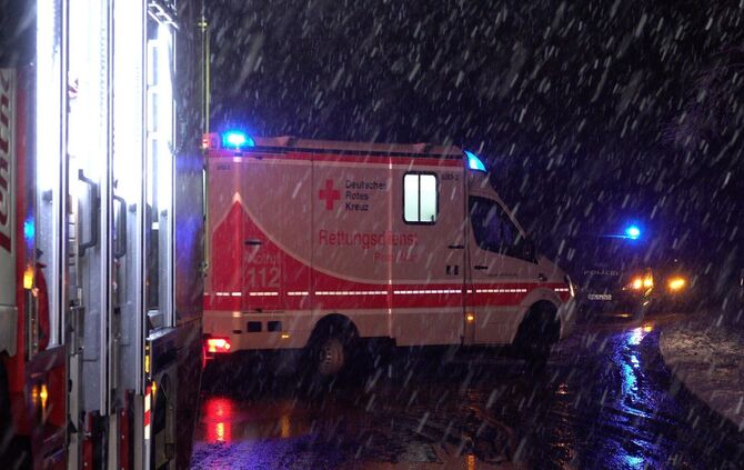 UPDATE: PKW schleudert wegen SchneeglÃ¤tte in den Wald, Fahrer schwerverletzt, Feuerwehr befreit und sichert Auto_5