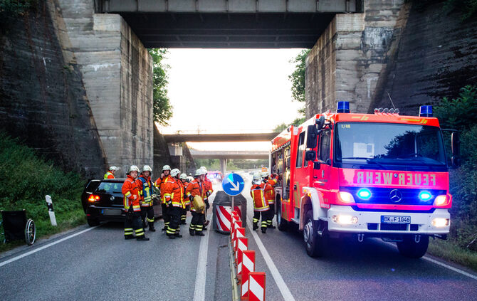 Frau geraet mit ihrem Pkw auf die Gegenspur und kollidiert mit entgegenkommender Pkw-Lenkerin, B 14, Backnang, Rems-Murr-Kreis,