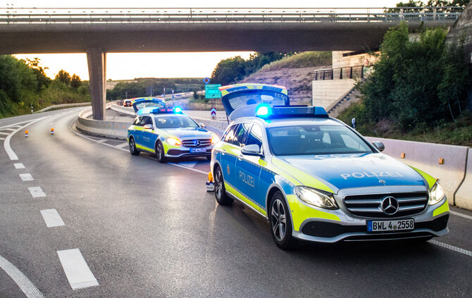 Frau geraet mit ihrem Pkw auf die Gegenspur und kollidiert mit entgegenkommender Pkw-Lenkerin, B 14, Backnang, Rems-Murr-Kreis,
