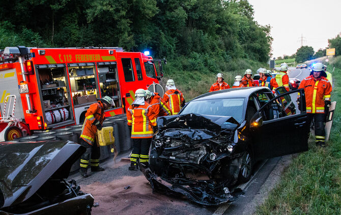 Frau geraet mit ihrem Pkw auf die Gegenspur und kollidiert mit entgegenkommender Pkw-Lenkerin, B 14, Backnang, Rems-Murr-Kreis,