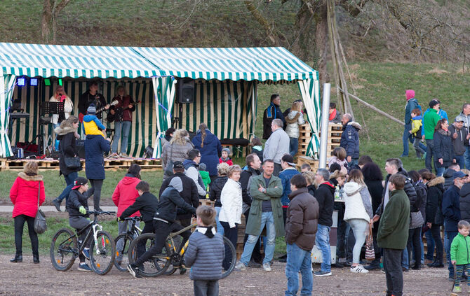 1000 Besucher beim Osterfeuer - Bild 03_24