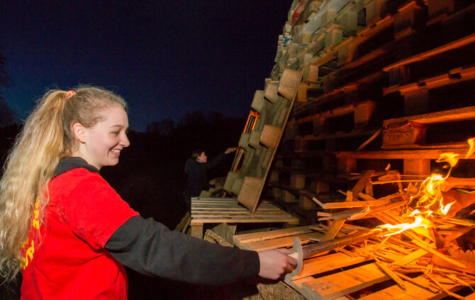 1000 Besucher beim Osterfeuer - Bild 43_35