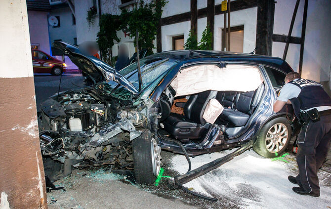Auto rammt Hauswand - Bild 02_0