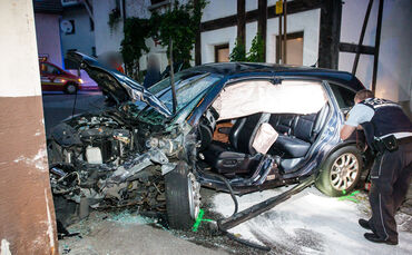 Auto rammt Hauswand - Bild 02_0