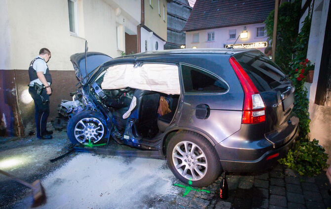 Auto rammt Hauswand - Bild 03_1