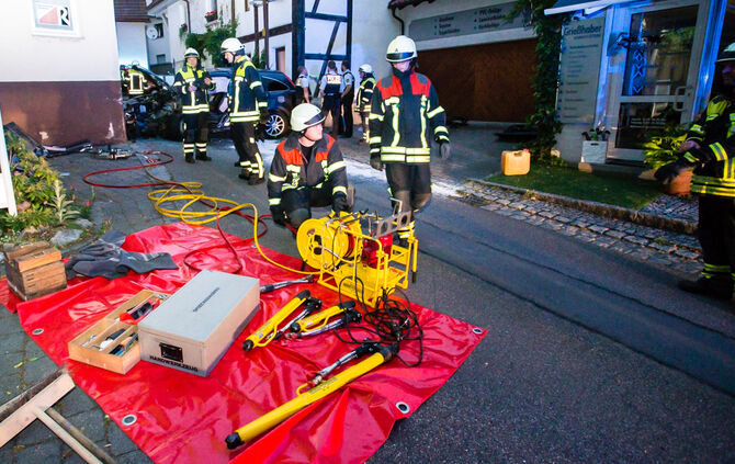 Auto rammt Hauswand - Bild 09_3