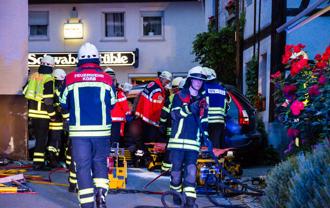 Auto rammt Hauswand - Bild 01_8