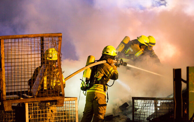 Holzlager in Brand geraten - Bild 02_0