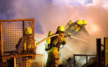Holzlager in Brand geraten - Bild 02_0