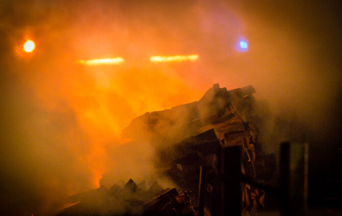 Holzlager in Brand geraten - Bild 03_2