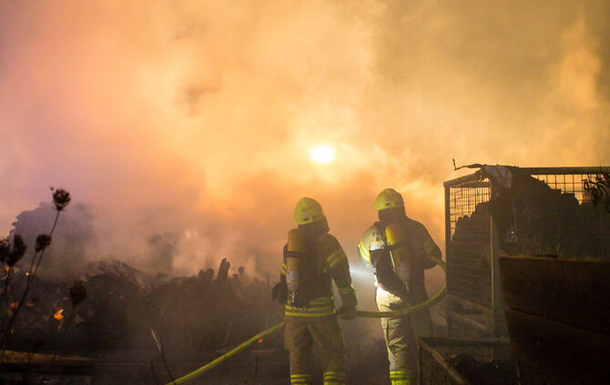 Holzlager in Brand geraten - Bild 04_3