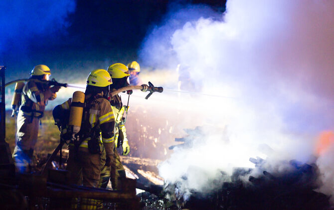 Holzlager in Brand geraten - Bild 05_4