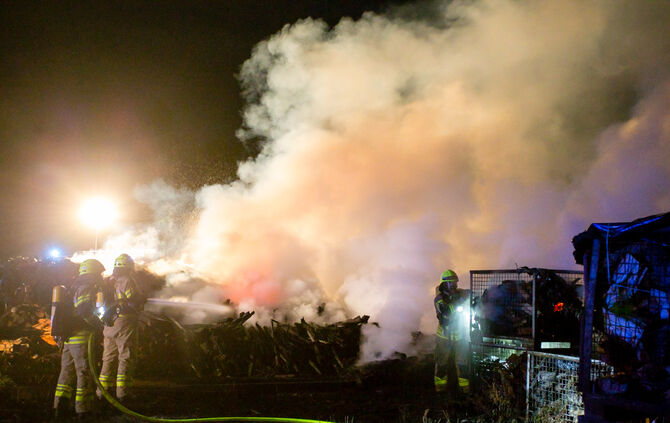 Holzlager in Brand geraten - Bild 06_5