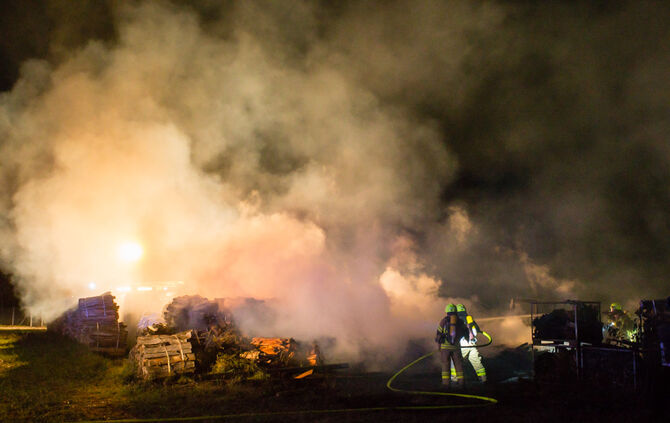 Holzlager in Brand geraten - Bild 07_6