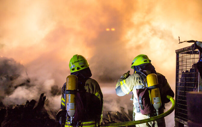 Holzlager in Brand geraten - Bild 08_7