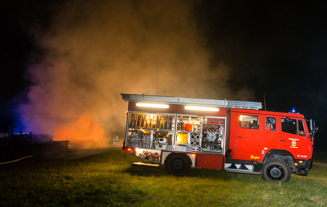 Holzlager in Brand geraten - Bild 09_8