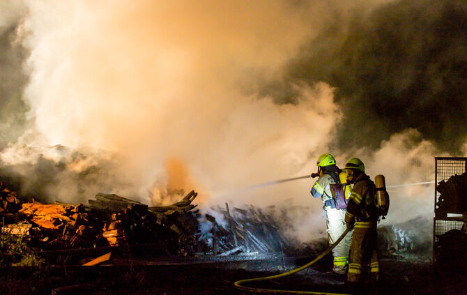 Holzlager in Brand geraten - Bild 10_9