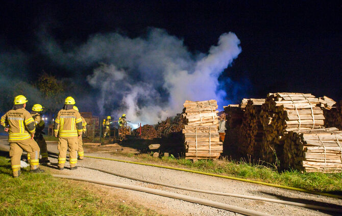 Holzlager in Brand geraten - Bild 11_10