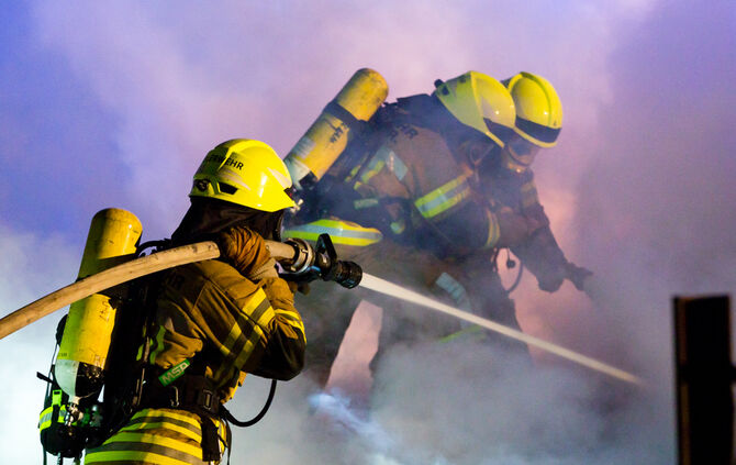 Holzlager in Brand geraten - Bild 12_11