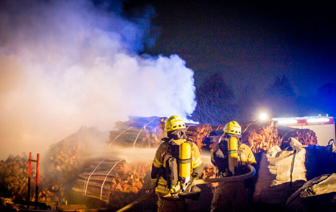 Holzlager in Brand geraten - Bild 13_12
