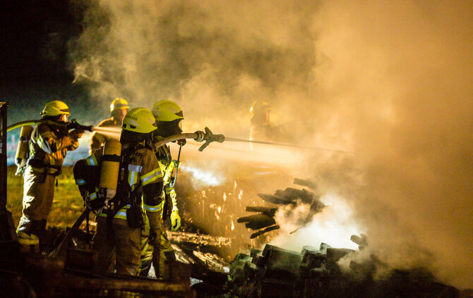 Holzlager in Brand geraten - Bild 14_13