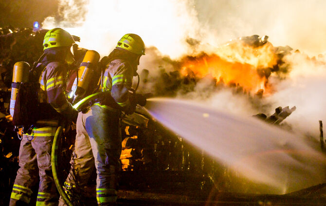 Holzlager in Brand geraten - Bild 15_14