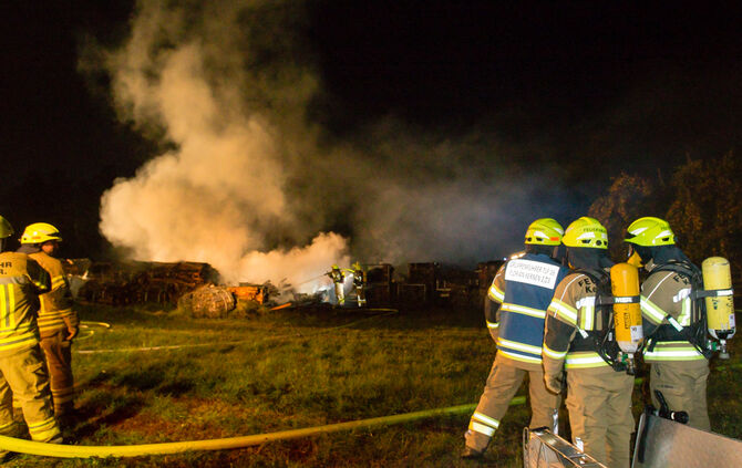 Holzlager in Brand geraten - Bild 16_15