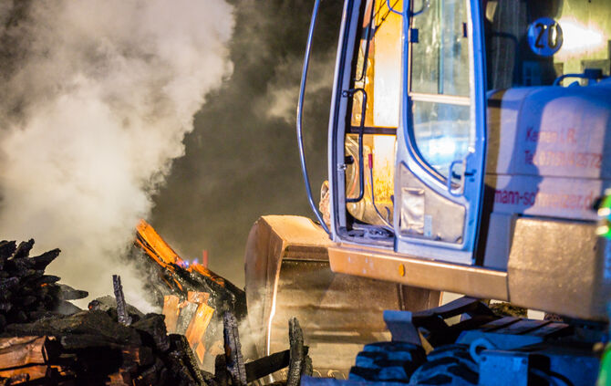 Holzlager in Brand geraten - Bild 17_16