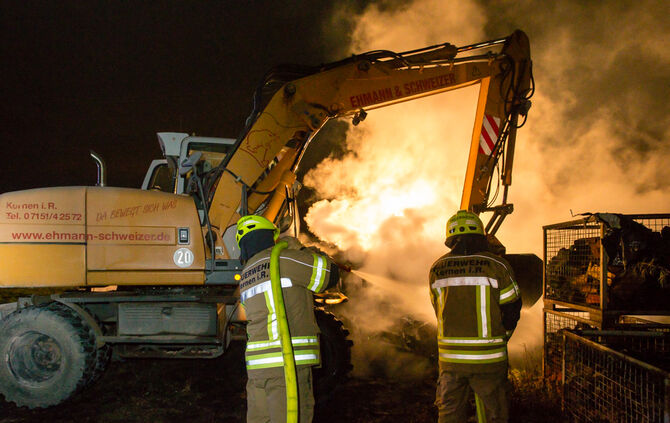 Holzlager in Brand geraten - Bild 18_17