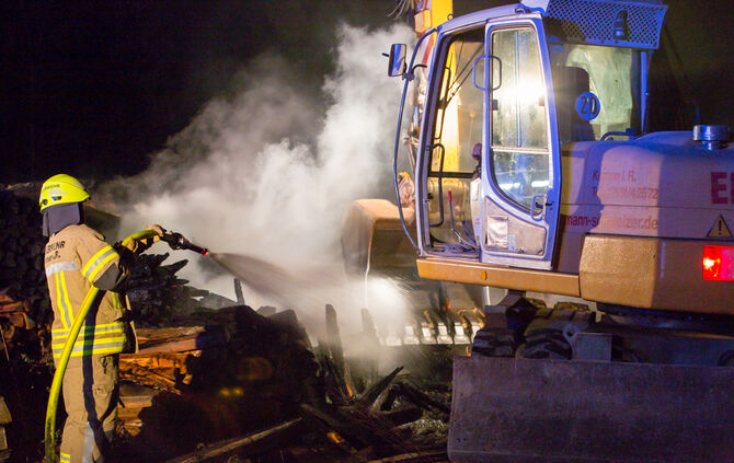 Holzlager in Brand geraten - Bild 19_18