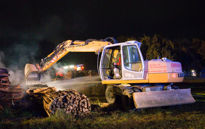 Holzlager in Brand geraten - Bild 20_19