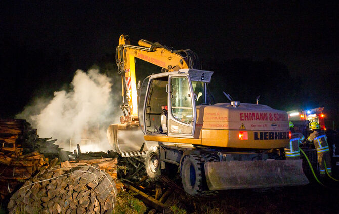 Holzlager in Brand geraten - Bild 21_20