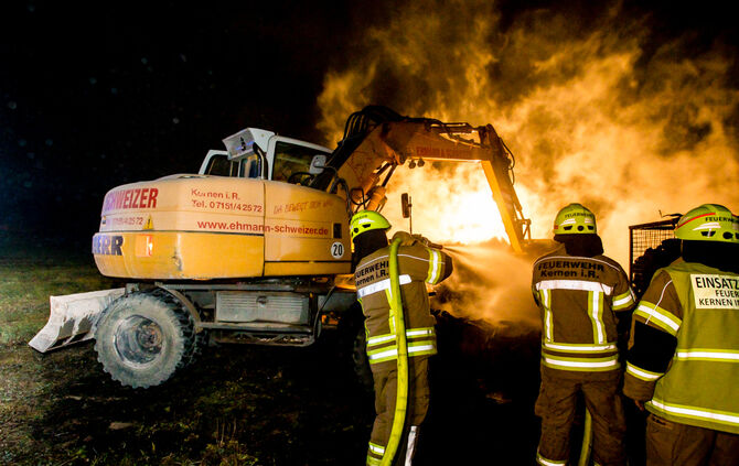Holzlager in Brand geraten - Bild 22_21