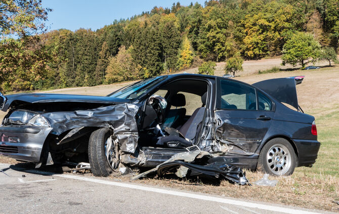 Person nach Unfall in Fahrzeug eingeschlossen - Bild 14_0