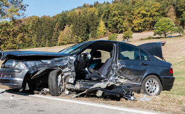 Person nach Unfall in Fahrzeug eingeschlossen - Bild 14_0